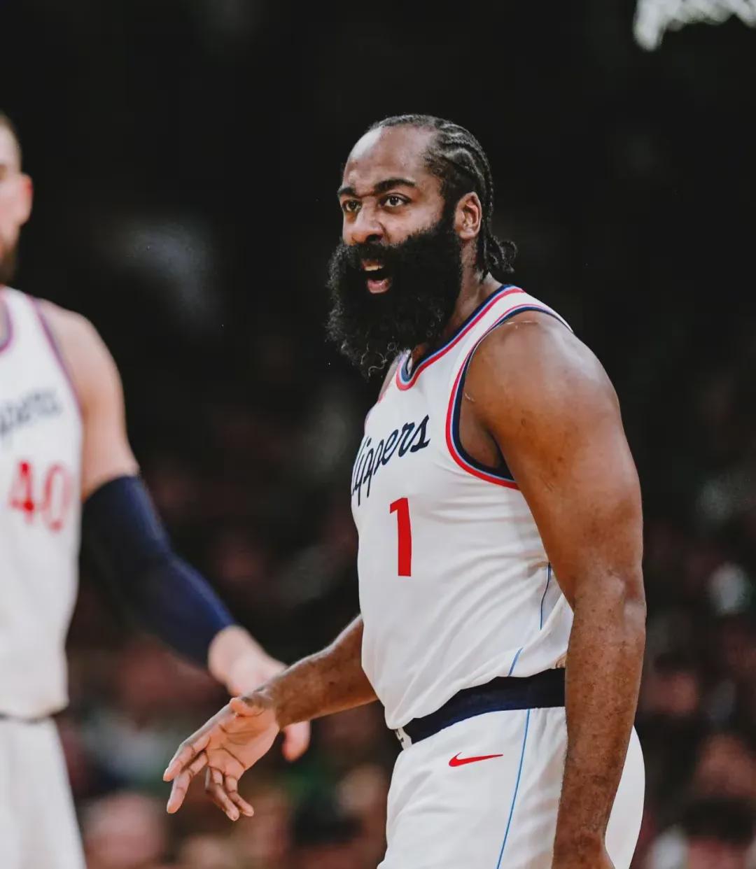 杏彩体育官方入口-莱昂纳德超神表现，率队横扫对手(莱昂纳德超神表现,率队横扫对手怎么打)