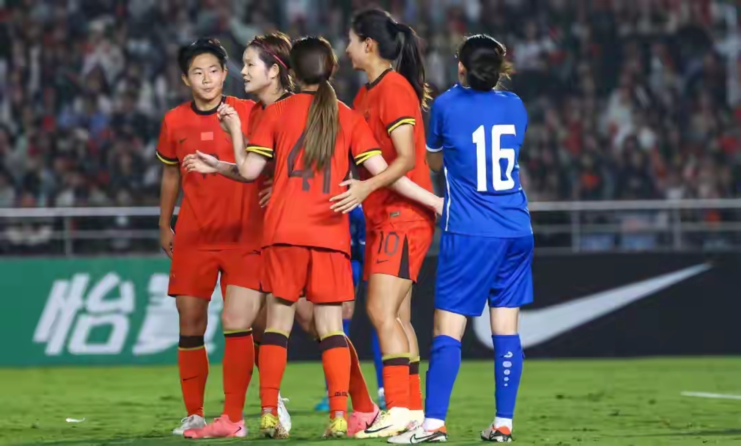 荷兰女足队员集训备战国际比赛练兵有素(从青涩菜鸟到世界亚军,飞翔的荷兰女足还有未来) 荷兰女足队员集训备战国际比赛练兵有素(从青涩菜鸟到世界亚军,飞翔的荷兰女足还有未来)