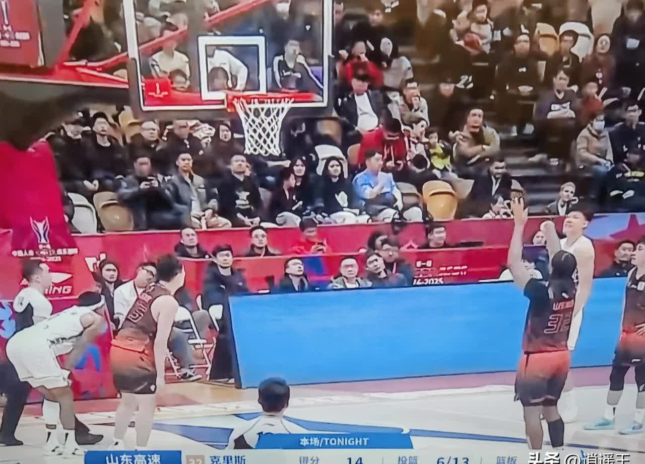 CBA比赛现场球迷情绪高涨(cba联赛如火如荼,随着比赛场次的密集) CBA比赛现场球迷情绪高涨(cba联赛如火如荼,随着比赛场次的密集)