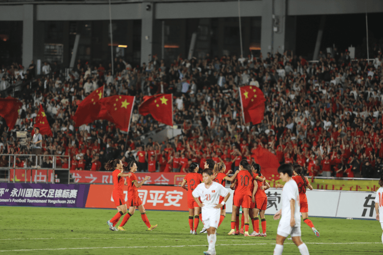 凭借实力,中国女足队员夺冠 凭借实力,中国女足队员夺冠