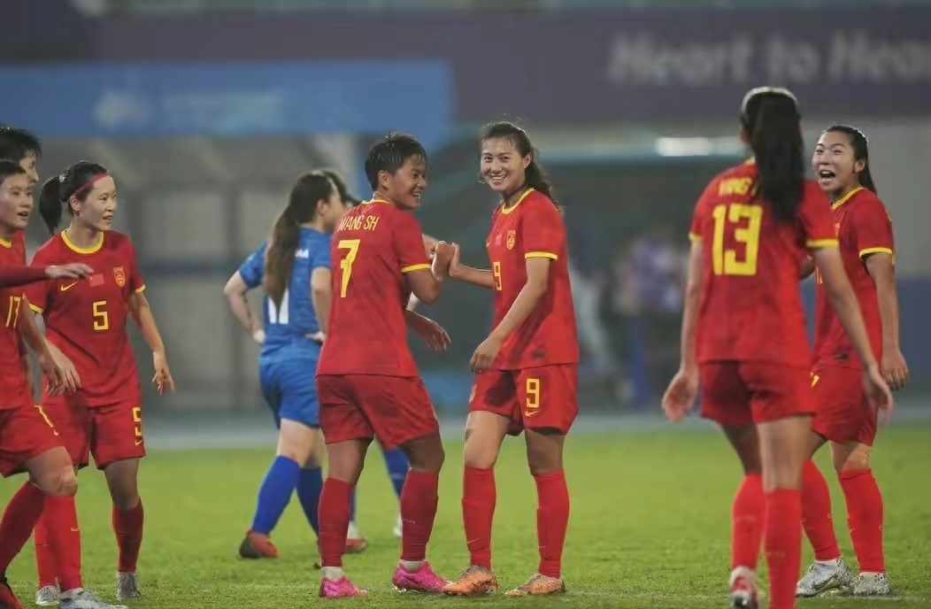 球员们在女足比赛上发挥出色,赢得观众喝彩 球员们在女足比赛上发挥出色,赢得观众喝彩