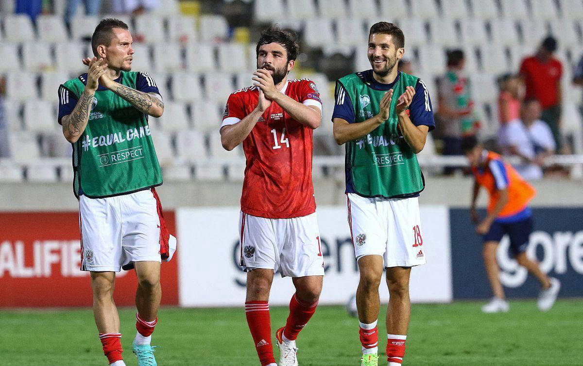 杏彩体育下载-阿尔巴尼亚队抵达场地，准备进行战术训练