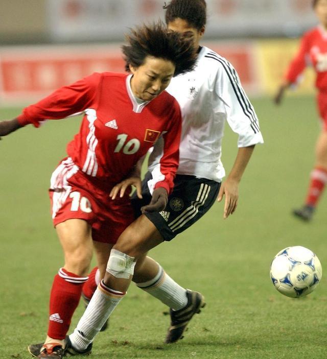 中国女足队员在赛场上勇敢拼搏,收获赞誉 中国女足队员在赛场上勇敢拼搏,收获赞誉