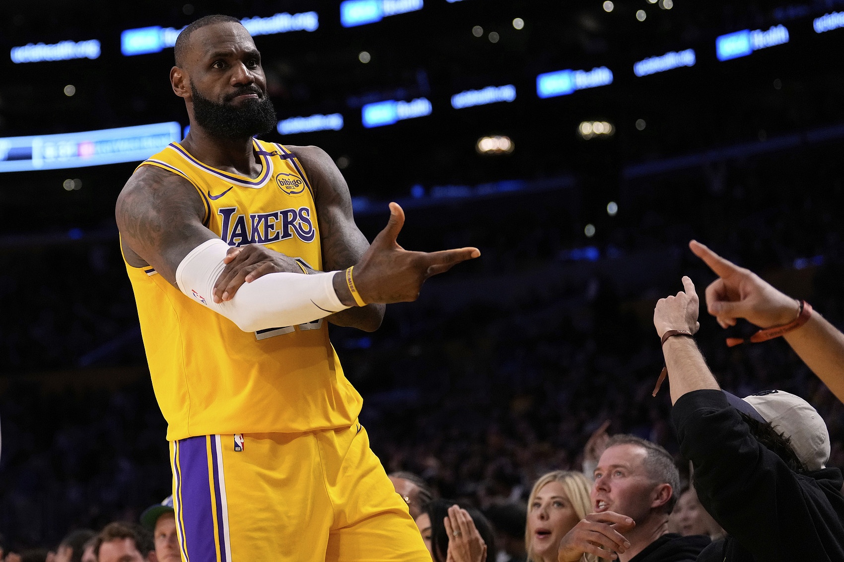 杏彩体育地址-包含勇士队再次获胜，勒布朗詹姆斯表现不佳的词条