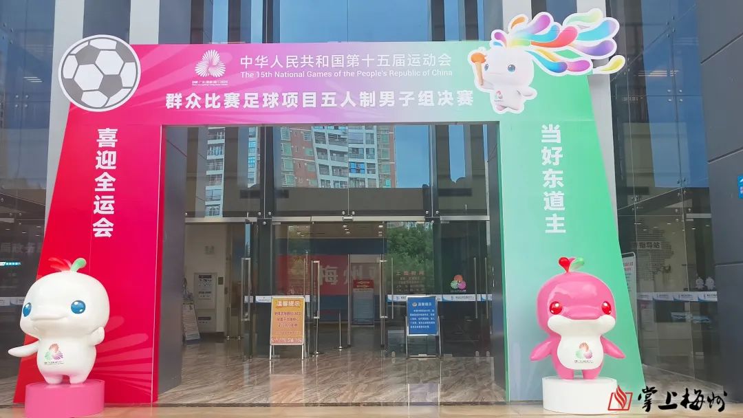 足球赛事举办在热闹的体育场馆,吸引众多观众的简单介绍 足球赛事举办在热闹的体育场馆,吸引众多观众的简单介绍