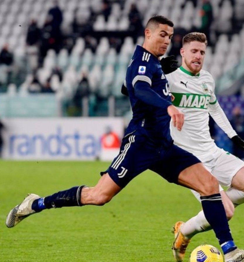 萨索洛中卫成功封堵对手进攻 萨索洛中卫成功封堵对手进攻