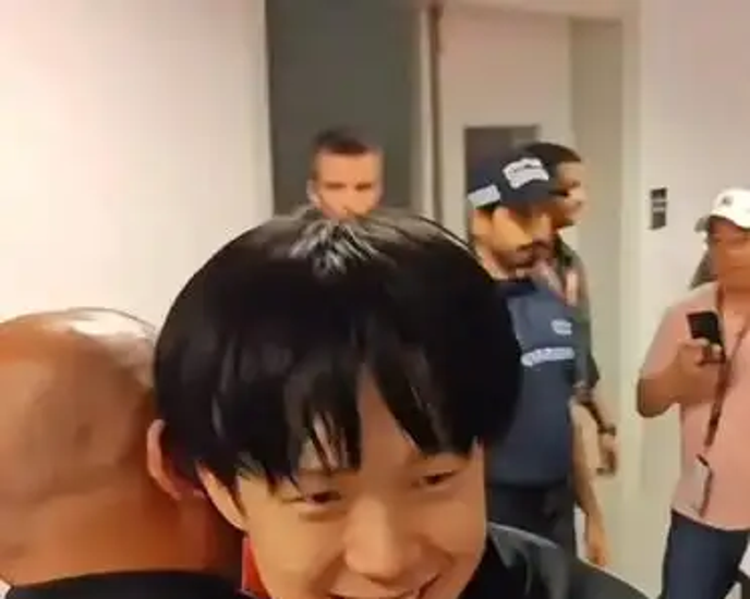 金牌选手哭泣领奖,感人一幕曝光 金牌选手哭泣领奖,感人一幕曝光