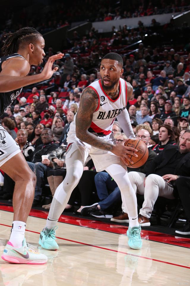 开拓者击败马刺，利拉德贡献34分