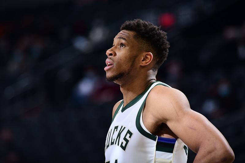 太阳客场大胜雄鹿,继续领跑 太阳客场大胜雄鹿,继续领跑