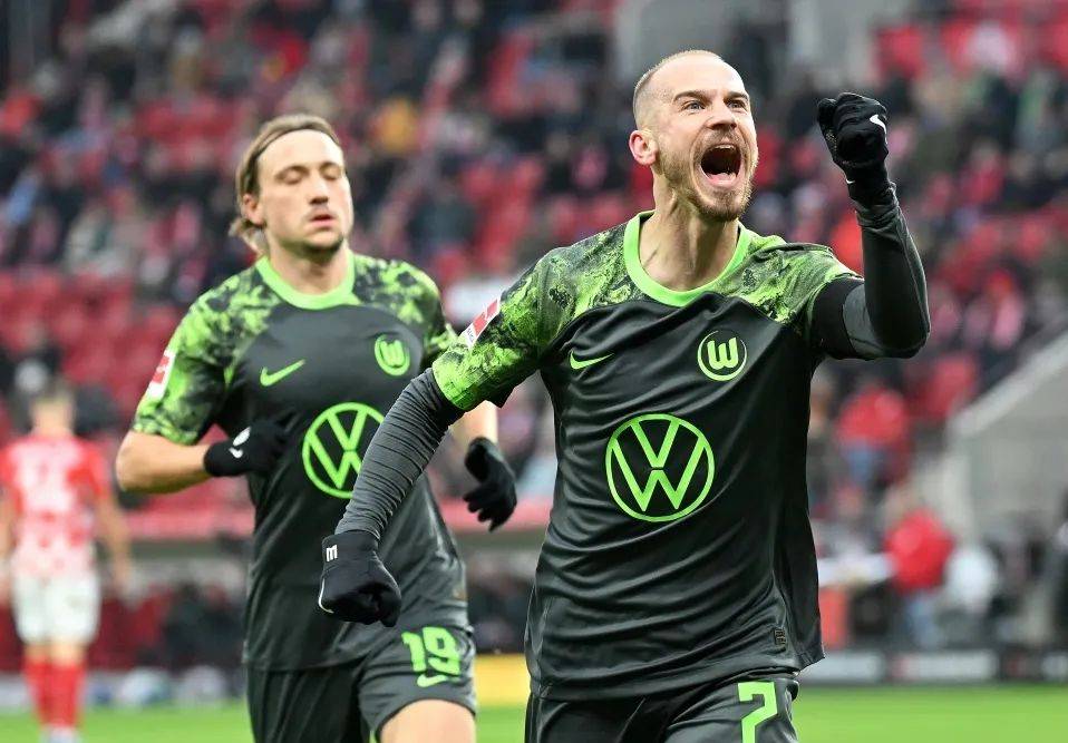 沃尔夫斯堡锋线高效，轻松击败对手