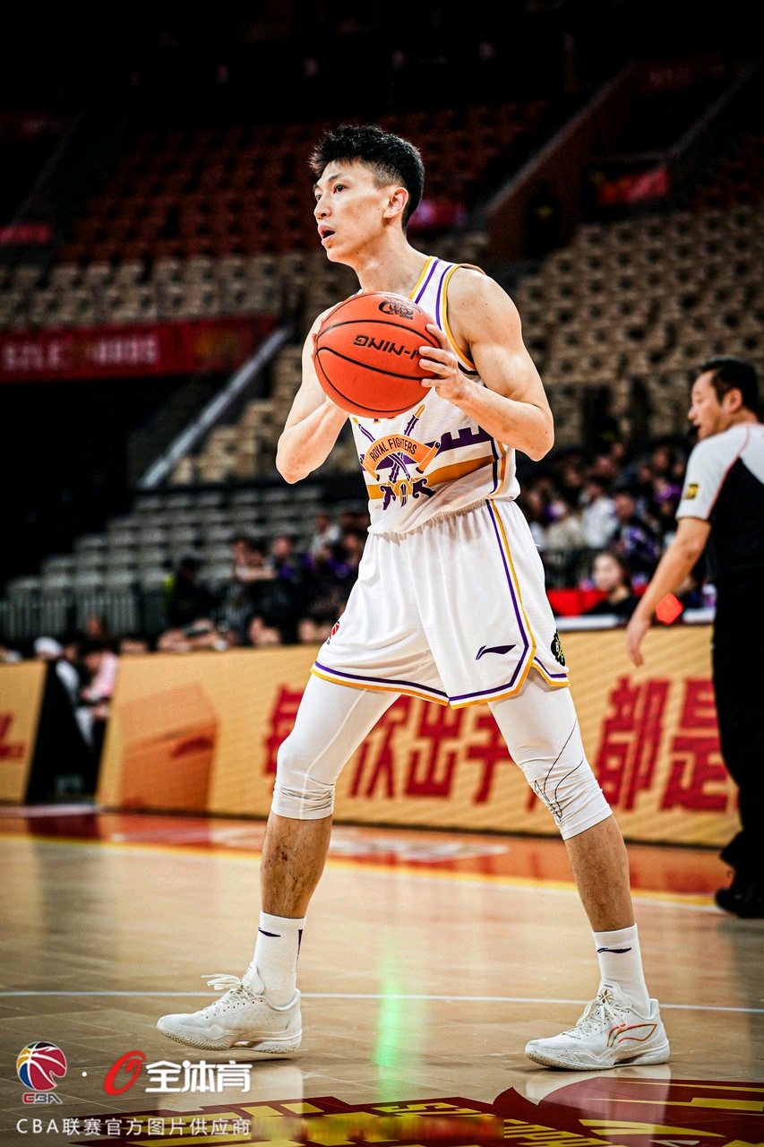 包含深圳队表现稳定，摆脱低迷状态的词条