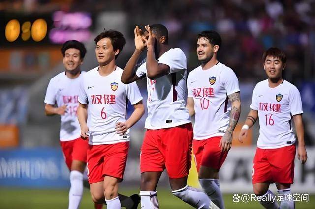 杏彩体育官方登录入口-包含职业足球联赛最新动态：外援表现出色，球队豪取三分的词条